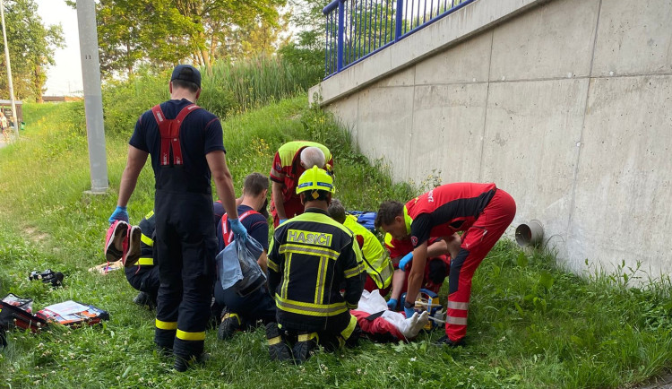 Čtyřiačtyřicetiletá žena v Ostravě spadla z mostu. Má vážně poraněnou páteř a nohy