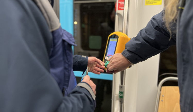 Každý desátý vyloučen z tramvaje. Při noční akci policie zkontrolovala 1369 lidí