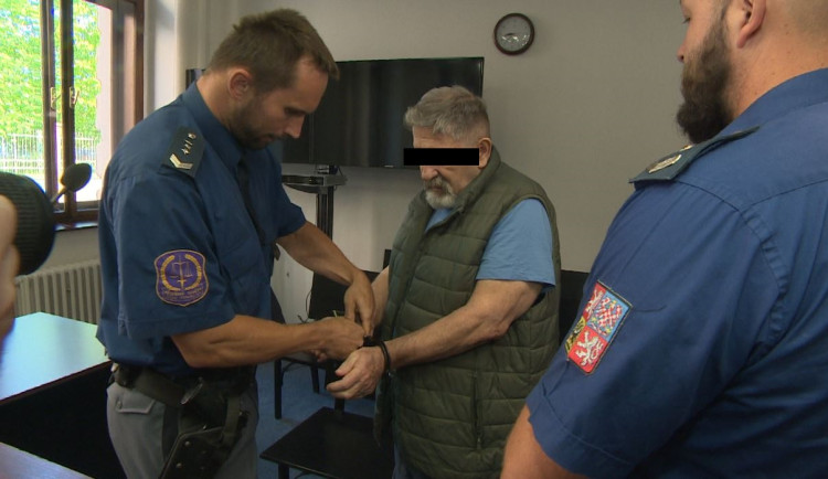 Šavlí ukrytou v holi bodl muže do srdce, překážel mu s autem na úzké lesní cestě