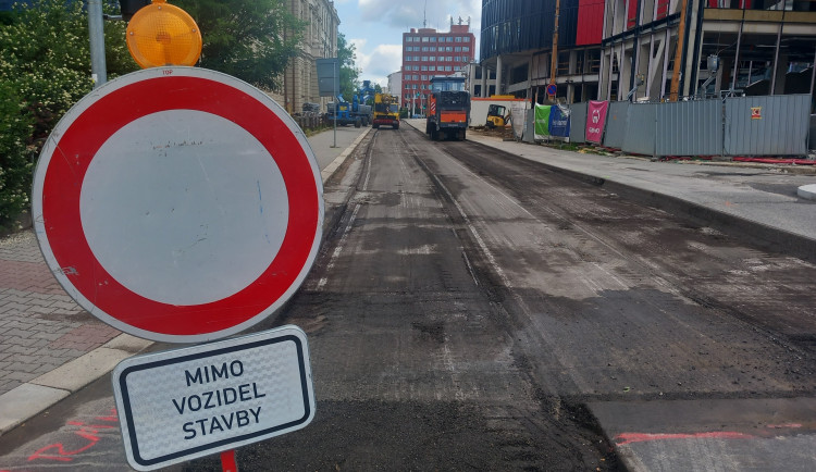 FOTO: Uzavírka v centru Jihlavy. Tolstého zůstane uzavřená až do konce prázdnin