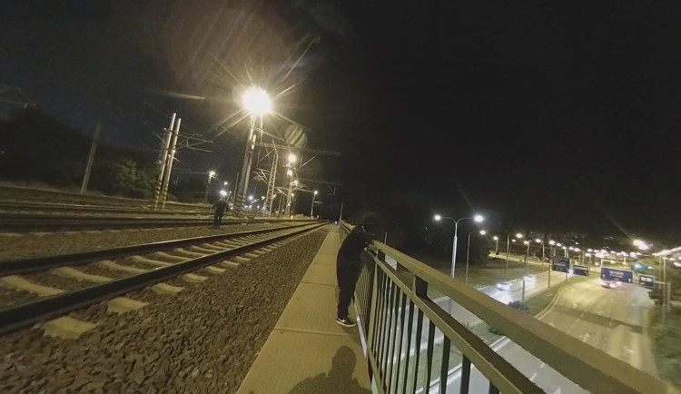 Zoufalá žena chtěla skočit ze železničního mostu, strážník se chopil role vyjednavače