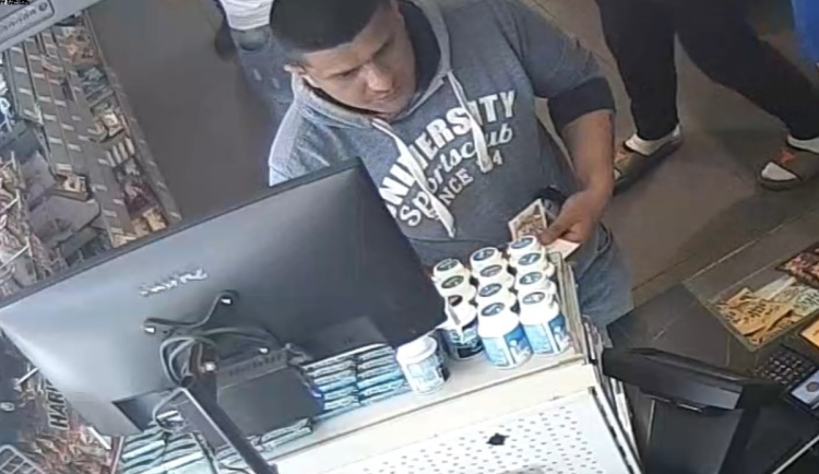 Policie pátrá po muži z fotografie. Žádá veřejnost o pomoc