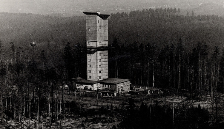 Temnou historii vojenské sledovací věže na Havranu připomene originální akce