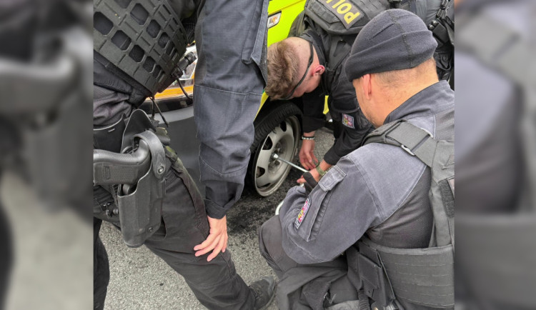 VIDEO: Sanitce vezoucí novorozence na operaci prasklo kolo, pomohla policie