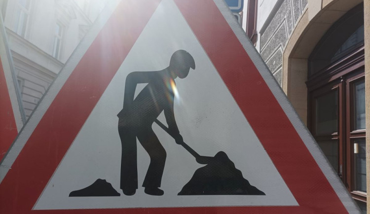 Oprava průtahu Jaroměře se protáhne přes léto, řidiči musí jinudy