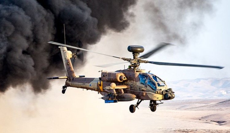 Polsko zařadilo do výzbroje první vrtulníky AH-64D Apache