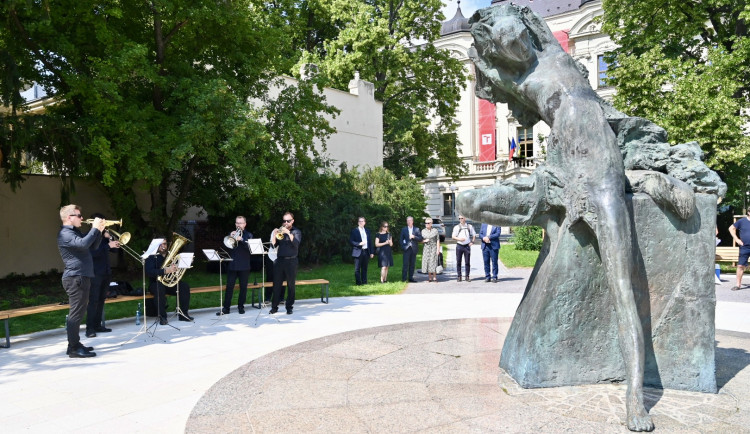 Zrevitalizovaný Janáčkův park v Brně láká na zeleň, umění i nové lavičky