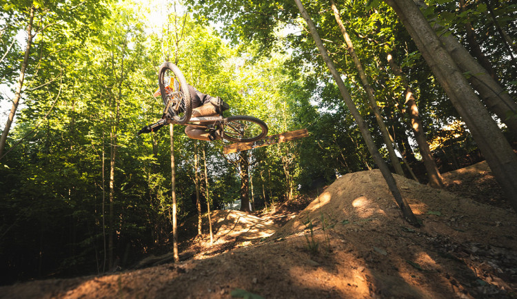 Pro nadšence i závodníky. V Šumperku se otevírá nový terénní park pro cyklisty