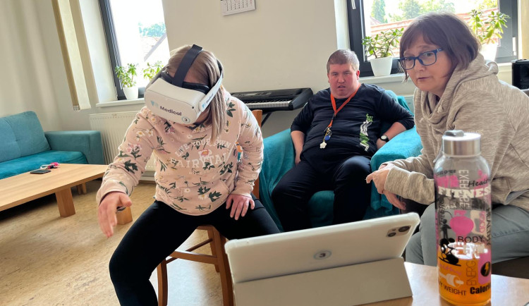 Senioři se díky virtuální realitě podívají do Paříže i z pohodlí stacionáře