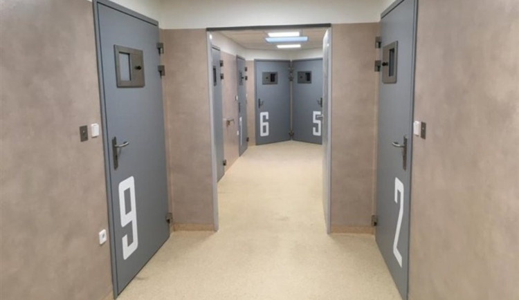 Silně podnapilý muž se choval nepříčetně, skončil na záchytce v Jihlavě