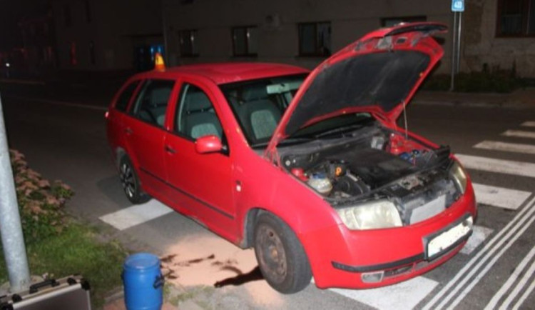 Řidič se dvěma promile demoloval Mořice. Zničil sloup, vrata, okapy a poškodil zeleň a zahrádky