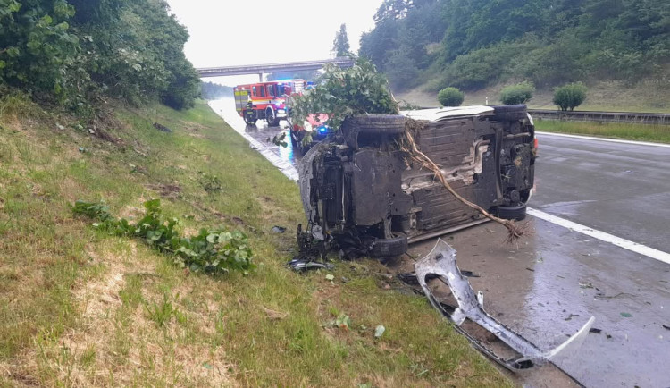 Hrozivá nehoda na dálnici D5. Auto vyletělo na mokru ze silnice až k lesu, kde vytrhlo strom