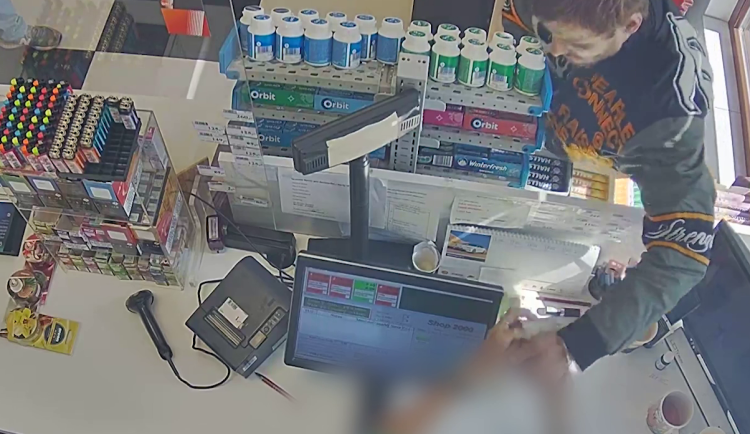 Kulhající muž v teplákách přepadl benzinku. Rukou pod bundou předstíral zbraň