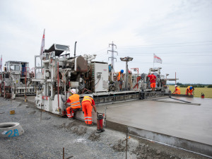 FOTO: Až půl kilometru za den. Betonáž vytouženého úseku D1 u Přerova jede naplno