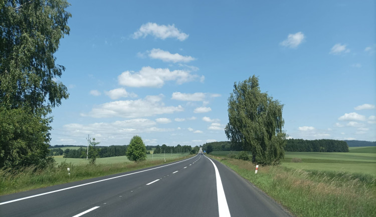 Silnice mezi Žďárem a Stržanovem má nový povrch. Řidiči už projedou bez omezení