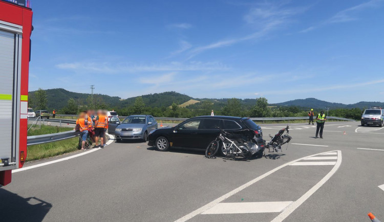 Čtyři havarovaná auta a poničená elektrokola. U Chromče zkomplikovala provoz hromadná nehoda