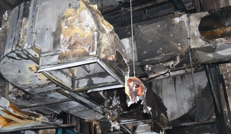 Požár vulkanizační pece se snažili uhasit zaměstnanci firmy, dva z nich odvezla sanitka