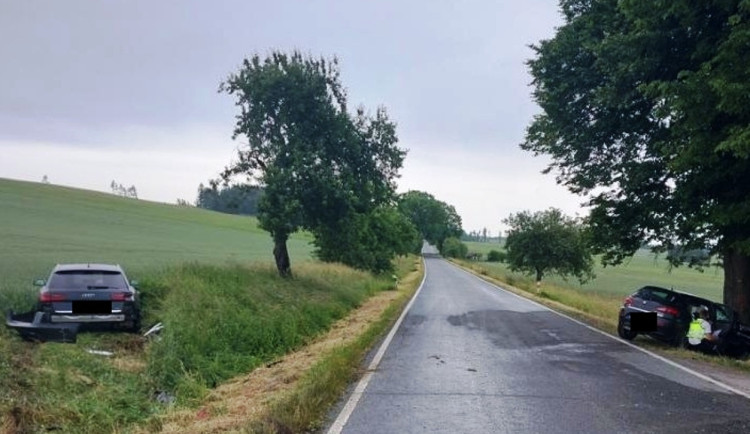 Řidička v Horní Cerekvi odbočovala a nedala přednost jinému autu. Tři zranění