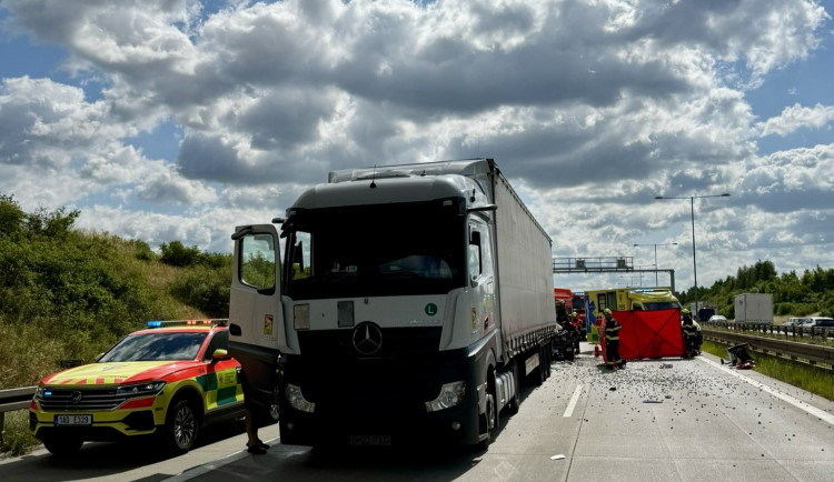 Při nehodě na pražském okruhu zemřeli dva lidé, auta na letiště stála v kolonách