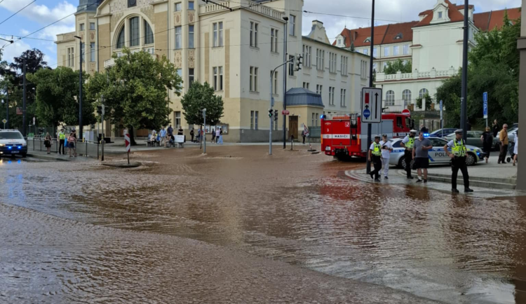 V Libni prasklo potrubí, voda zaplavila okolí