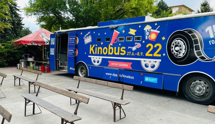 Kinobus Dopravního podniku promítá po celé Praze, v repertoáru má letos 19 filmů