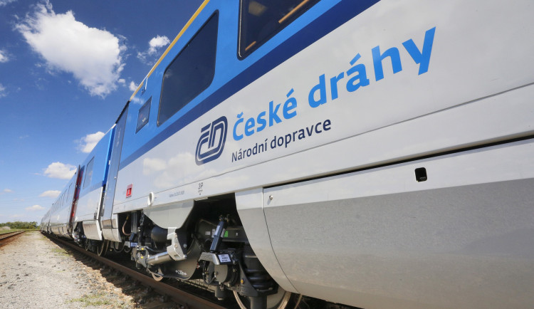 České dráhy posilují spoje na začátek prázdnin. Doporučují rezervace