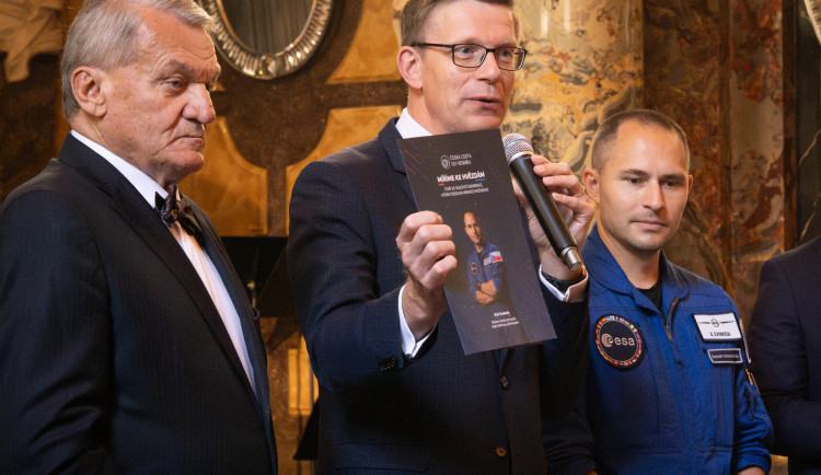 Pražští žáci dostanou vysvědčení v deskách s astronautem, mají posílit zájem o vědu