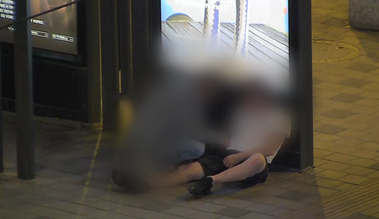 VIDEO: Kapsář si chtěl přilepšit, na brněnském nádraží prošacoval opilce