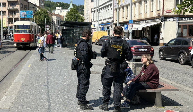 Praha 5 i policie si chválí kontroly na Andělu, podle místních se problém jen přesunul