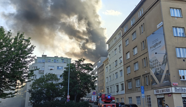 Ve Vinohradské hořela kancelářská budova, zasahovalo 13 hasičských jednotek