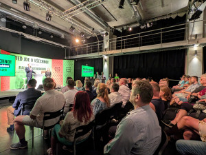 Vlastizrádce, hanba, skandovali odpůrci Petra Fialy. Debatu v Plzni zahalila pachuť nenávisti