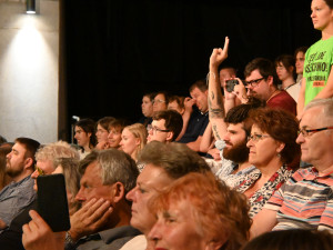 Vlastizrádce, hanba, skandovali odpůrci Petra Fialy. Debatu v Plzni zahalila pachuť nenávisti