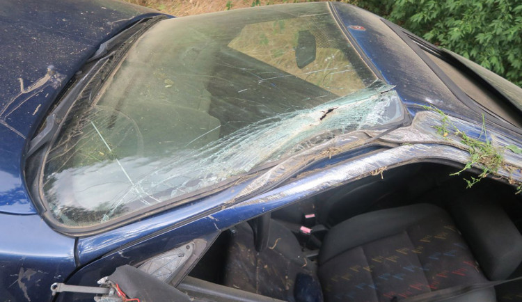 Mladík na Šumpersku otočil auto přes střechu. Prudce brzdil u zásahu hasičů