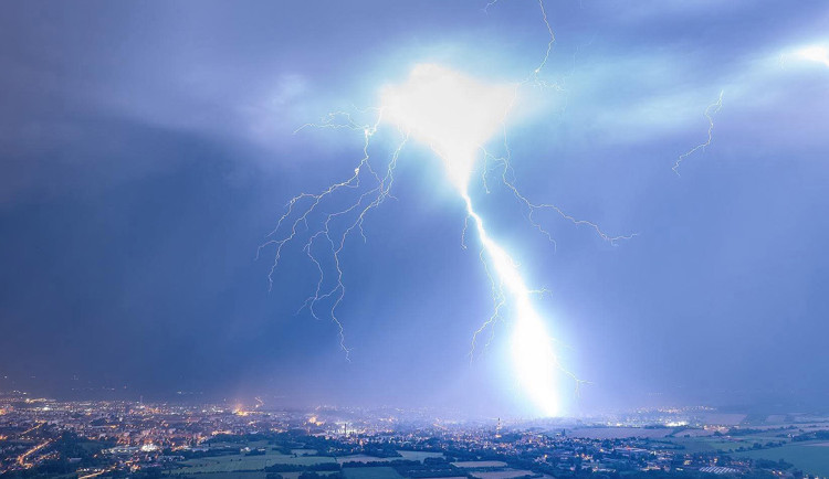 Bouřky mohou udeřit v celém Olomouckém kraji, meteorologové rozšířili výstrahu