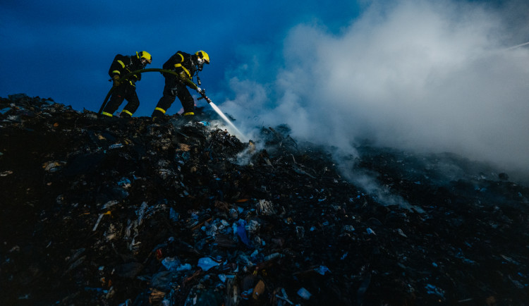 VIDEO: Hasiči bojovali s požárem skládky. Lidem chodily SMS, aby nevětrali