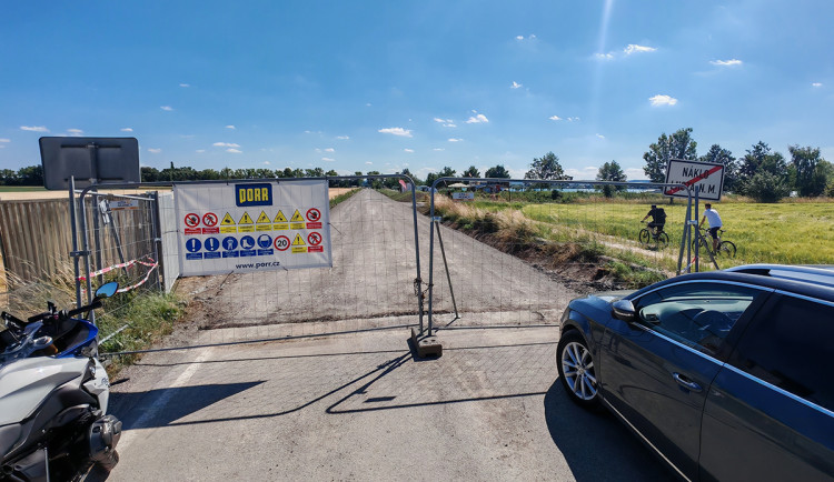 Náklo žije i při uzavírce klíčové silnice. Návštěvníky pískovny i obec trápí trable s parkováním