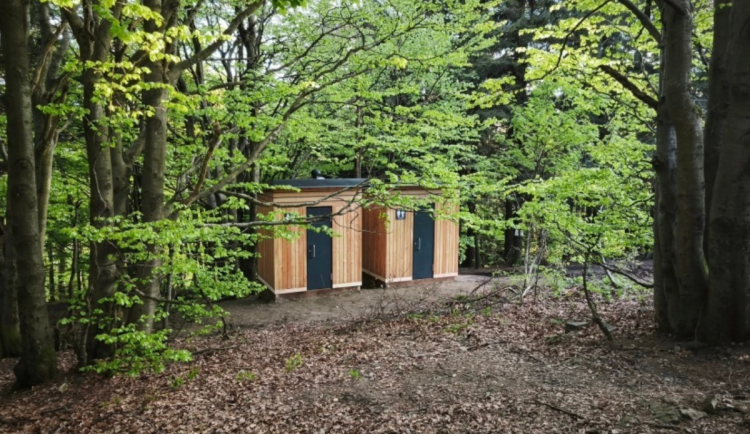 Na Pustevnách přibyly ekologické záchodky. Mají dřevěný kabát i solární osvětlení