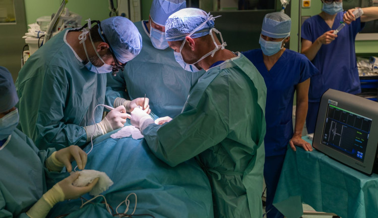 Nový přístroj ve Stodské nemocnici ohlídá hlasivky pacientů při operaci štítné žlázy