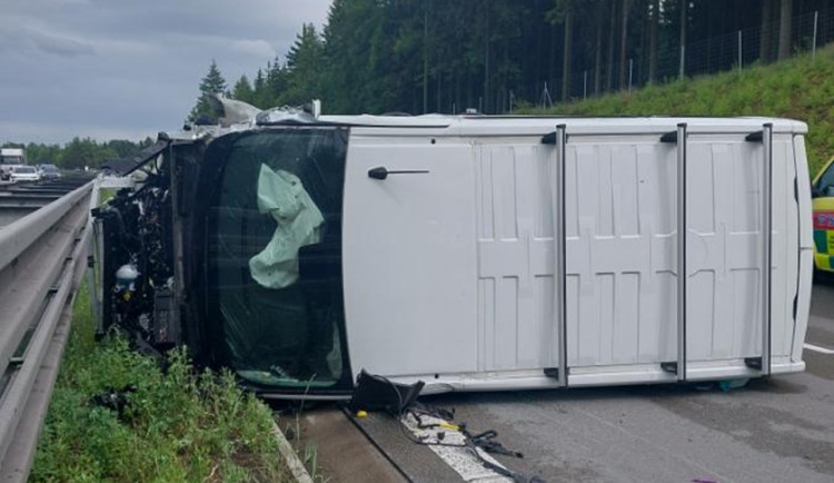 Řidič na dálnici narazil do kamionu, dodávka pak po boku ujela ještě 150 metrů