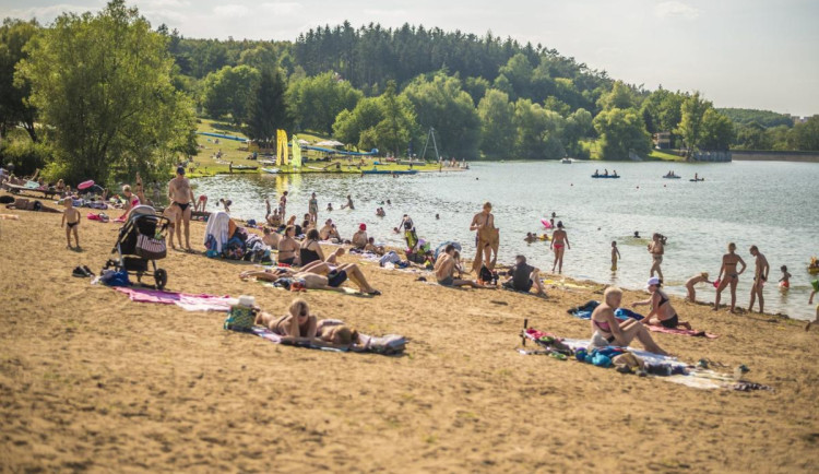 PŘEHLED: Přírodní koupání si můžete užít i v Praze. Kam vyrazit za osvěžením?