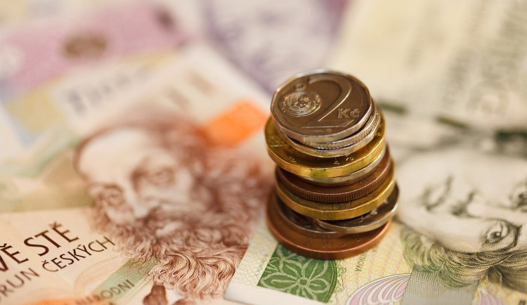 Příjmy domácností vzrostly o 0,3 %, úspory a firemní investice klesly