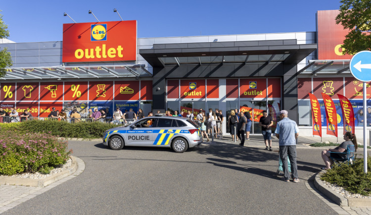 Pět hodin ve frontě a ušetřené tisíce. Lidl Outlet v Olomouci vyvolal nákupní horečku
