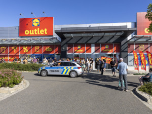Pět hodin ve frontě a ušetřené tisíce. Lidl Outlet v Olomouci vyvolal nákupní horečku