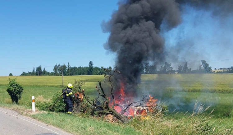 Řidička na Žďársku narazila do stromu a auto začalo hořet. Naštěstí stihla utéct