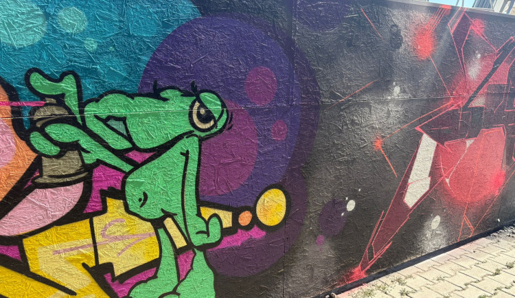 FOTO: Zeď pod brněnským nádražím ozdobili umělci z celého světa