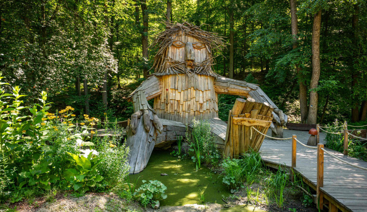 Dřevěná obryně, mokřad i labyrint. V Ostravě otevřeli nový park