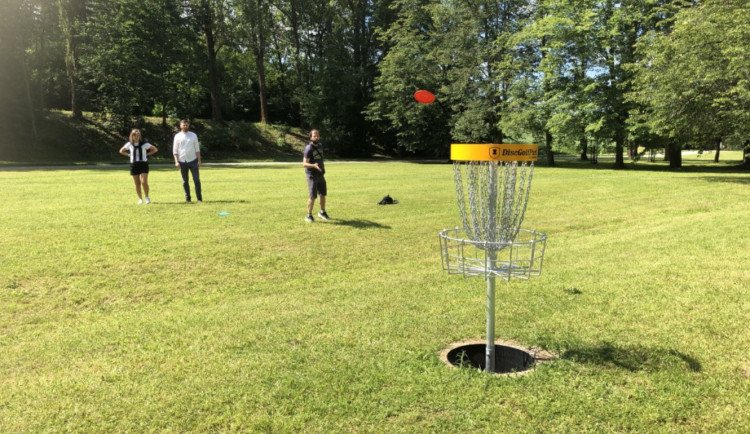 ANKETA: Léto nahrává diskgolfu. Chodí si ho zahrát i sportovci v Jihlavě