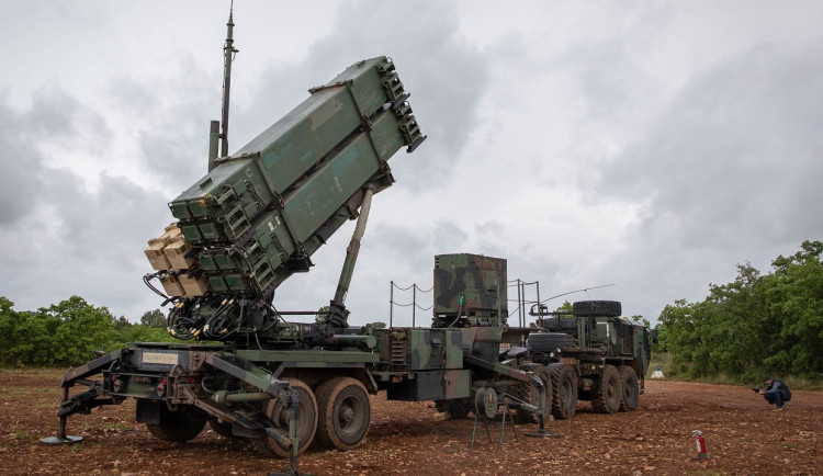 Pentagon pozastavil dodávky některých zbraní Ukrajině kvůli nízkým zásobám