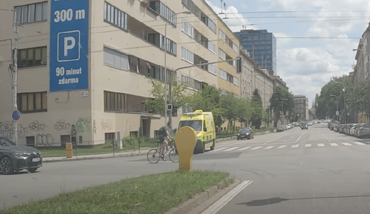 Cyklista se sluchátky na uších v Brně riskoval. Vjel do cesty houkající sanitce
