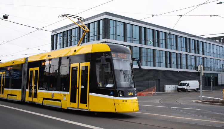 Cyklisté mohou s kolem už do všech tramvají, dosud pro ně platila velká omezení